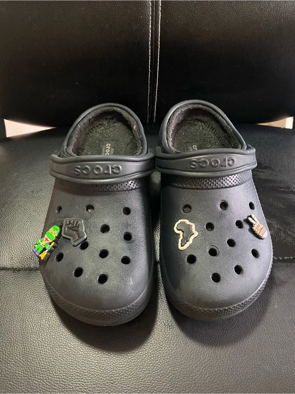 CROCS Dual Comfort Clog in Black with Character Jibbitz Size 5 Mens 7 Women’s
